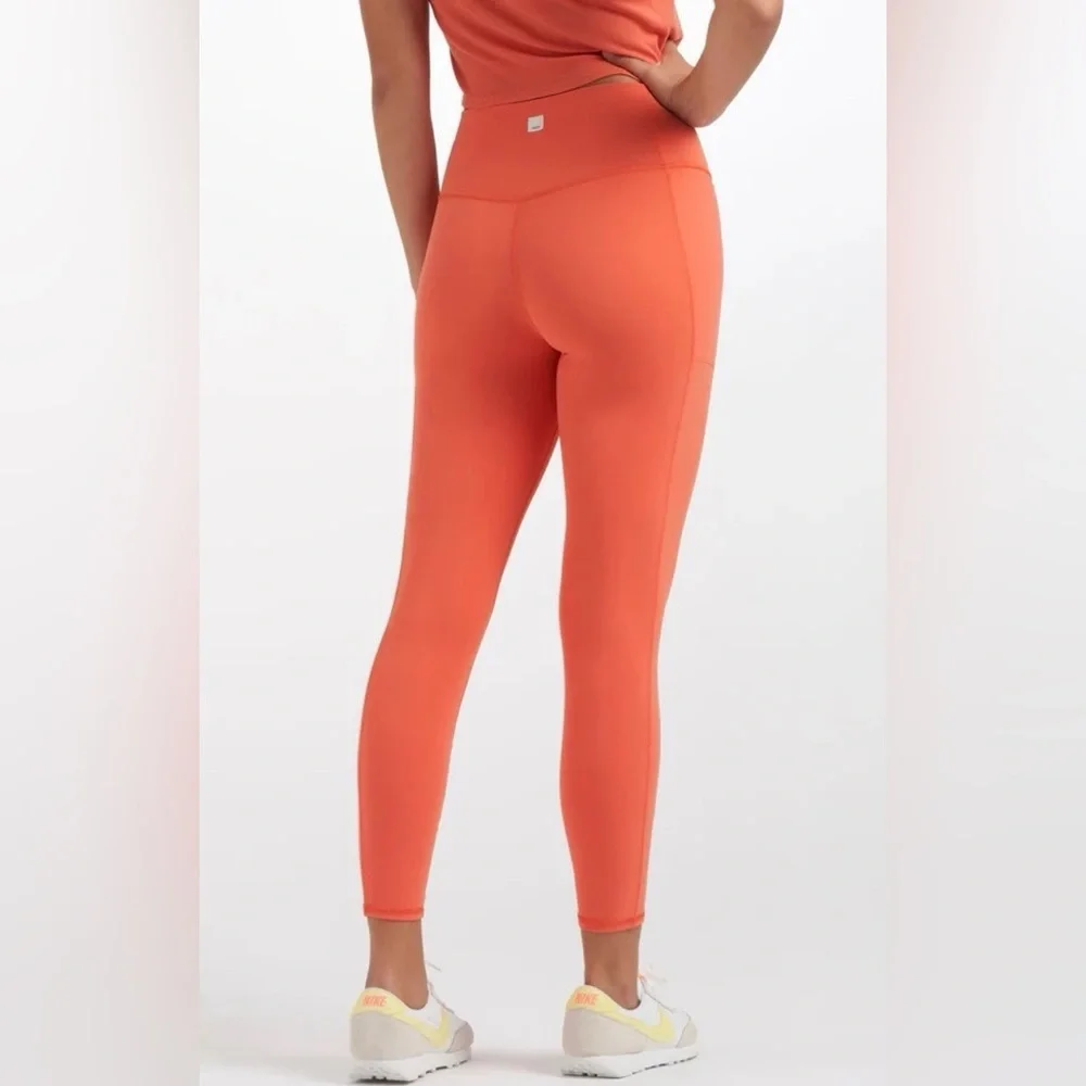 #522 NWT Vuori Studio Pocket Legging Sz M Grapefruit VW466 - Picture 2 of 8
